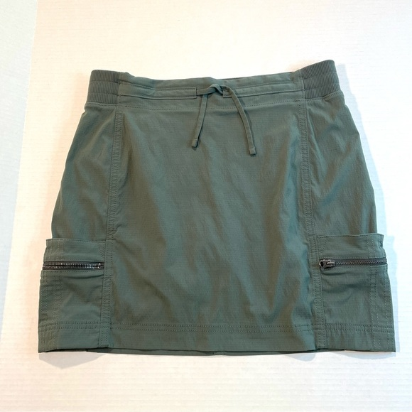 ATHLETA Trekkie Cargo Skort‎ Skirt Pockets Olive Army Green Hike Size 8 NWOT - Picture 1 of 13